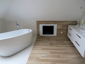 Łazienka z biokominkiem i wanną wolnostojącą - Duża na poddaszu jako pokój kąpielowy z punktowym oświetleniem łazienka z oknem, styl nowoczesny - zdjęcie od Innerium Karolina Trojga