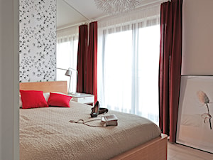 Mieszkanie w ciepłej kolorystyce - Mała różowa sypialnia na poddaszu, styl nowoczesny - zdjęcie od Innerium Karolina Trojga