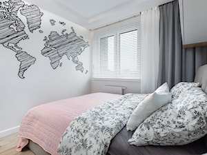 Małe kobiece mieszkanie - Mała biała sypialnia, styl skandynawski - zdjęcie od Innerium Karolina Trojga
