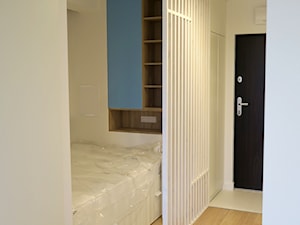 Metamorfoza kawalerki w bloku - Mała biała sypialnia, styl nowoczesny - zdjęcie od Innerium Karolina Trojga