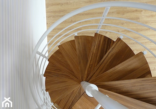 schody - Schody kręcone drewniane, styl skandynawski - zdjęcie od Innerium Karolina Trojga