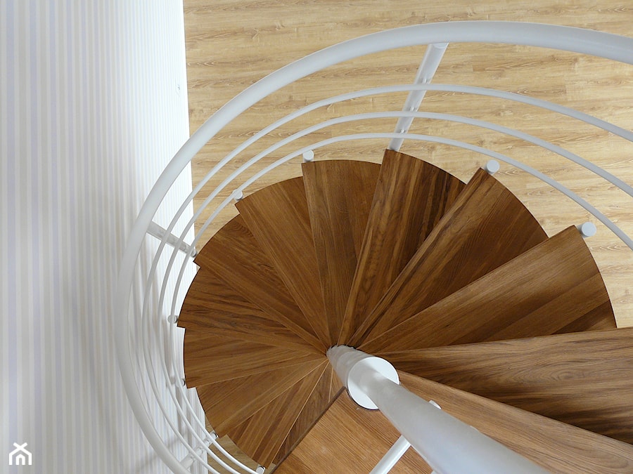 schody - Schody kręcone drewniane, styl skandynawski - zdjęcie od Innerium Karolina Trojga