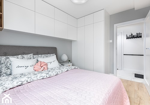 Małe kobiece mieszkanie - Mała szara sypialnia, styl skandynawski - zdjęcie od Innerium Karolina Trojga