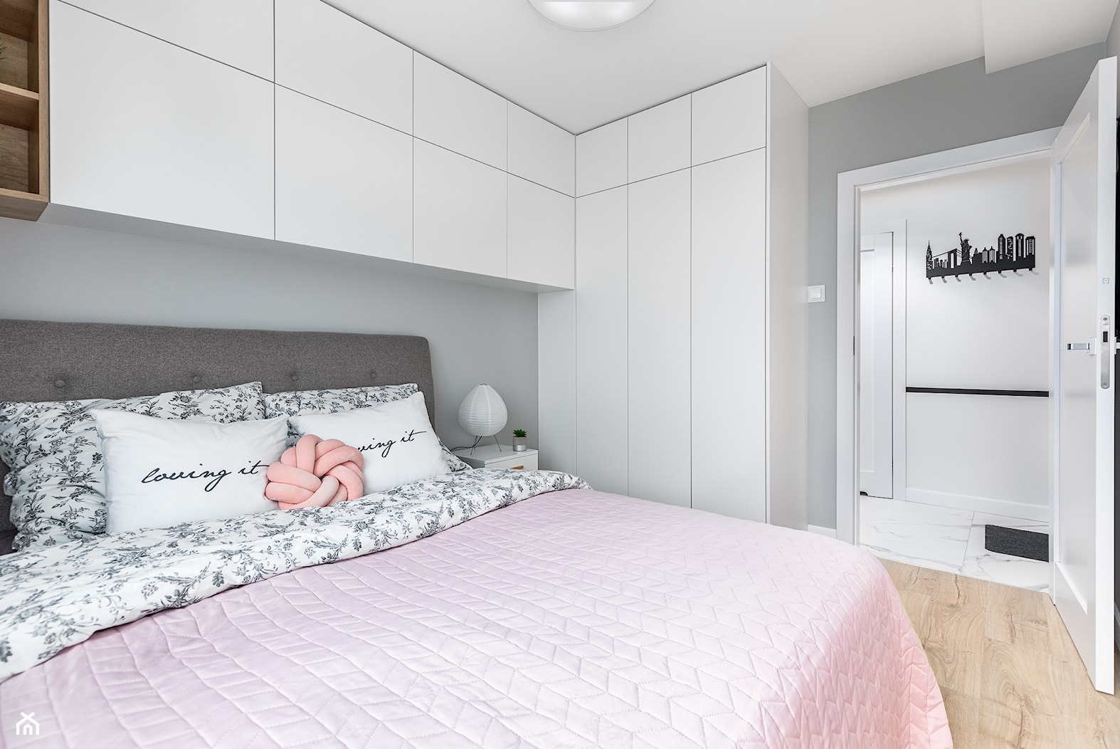 Małe kobiece mieszkanie - Mała szara sypialnia, styl skandynawski - zdjęcie od Innerium Karolina Trojga - Homebook