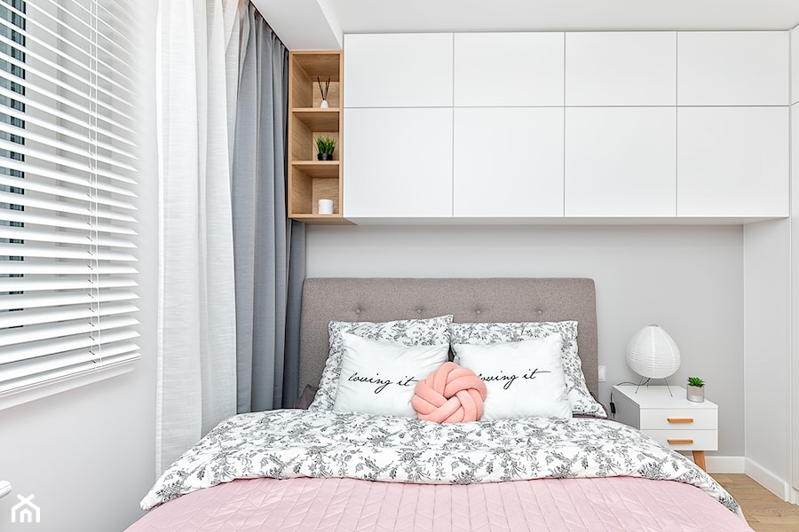 Małe kobiece mieszkanie - Mała szara sypialnia, styl skandynawski - zdjęcie od Innerium Karolina Trojga
