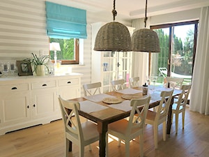 Biało-niebieski dom - Duża biała szara jadalnia w salonie, styl tradycyjny - zdjęcie od Innerium Karolina Trojga