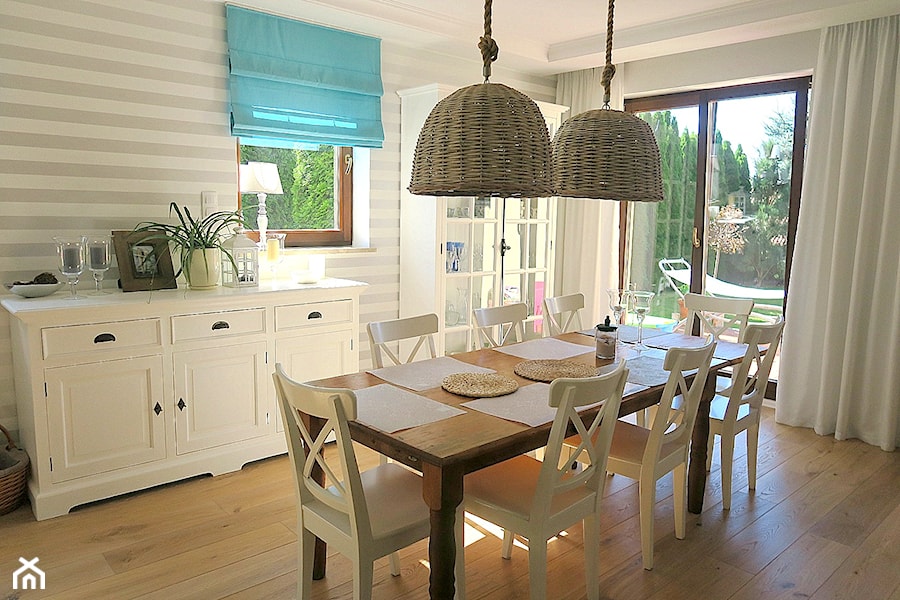 Biało-niebieski dom - Duża biała szara jadalnia w salonie, styl tradycyjny - zdjęcie od Innerium Karolina Trojga