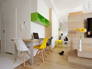 Mieszkanie na wynajem hotelowy - Mały biały salon z jadalnią, styl nowoczesny - zdjęcie od Innerium Karolina Trojga