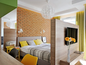 Mieszkanie na wynajem hotelowy - Duża biała z biurkiem sypialnia, styl nowoczesny - zdjęcie od Innerium Karolina Trojga