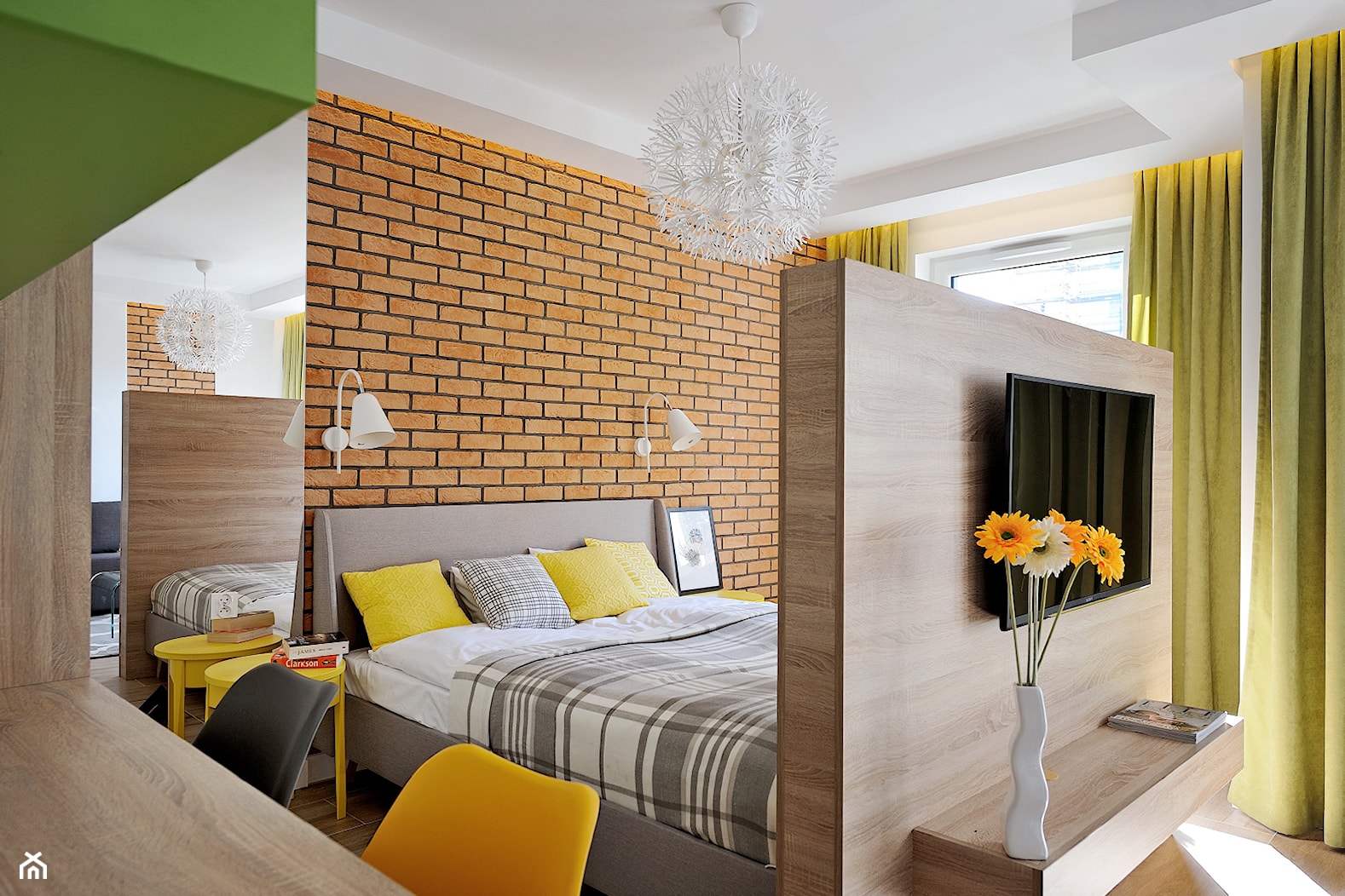 Mieszkanie na wynajem hotelowy - Duża biała z biurkiem sypialnia, styl nowoczesny - zdjęcie od Innerium Karolina Trojga - Homebook