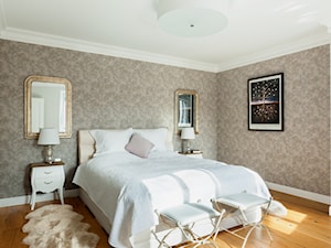 Dom w stylu nowojorskim - Mała szara sypialnia, styl tradycyjny - zdjęcie od Innerium Karolina Trojga