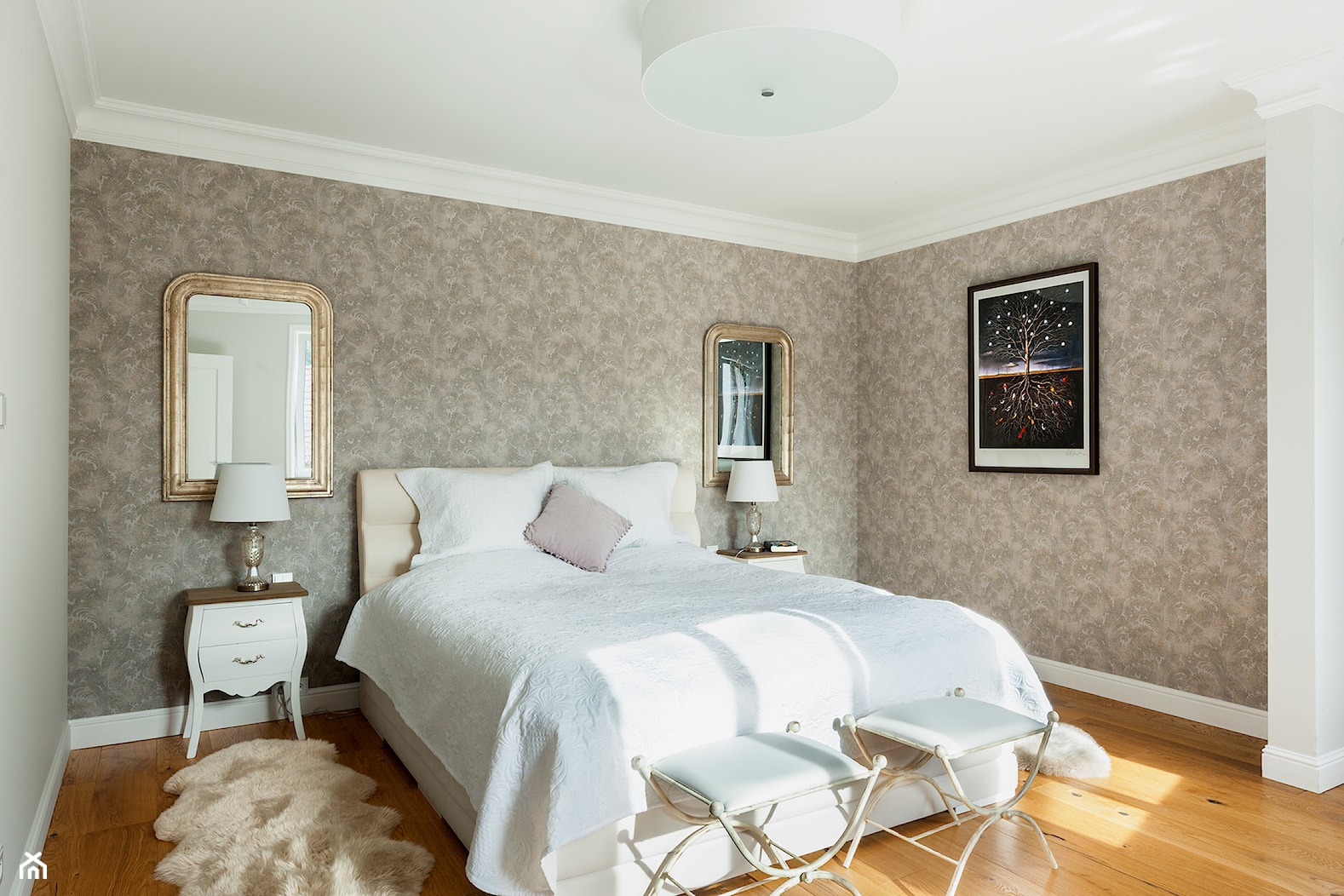 Dom w stylu nowojorskim - Mała szara sypialnia, styl tradycyjny - zdjęcie od Innerium Karolina Trojga - Homebook