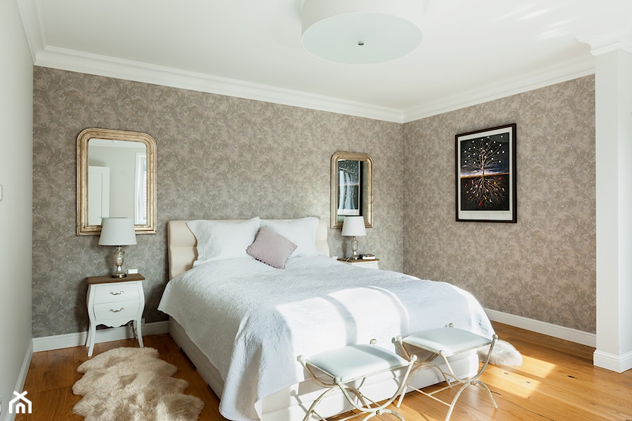 Dom w stylu nowojorskim - Mała szara sypialnia, styl tradycyjny - zdjęcie od Innerium Karolina Trojga