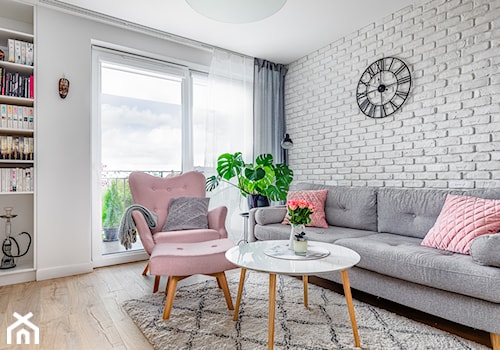 Salon z różowym fotelem - zdjęcie od Innerium Karolina Trojga