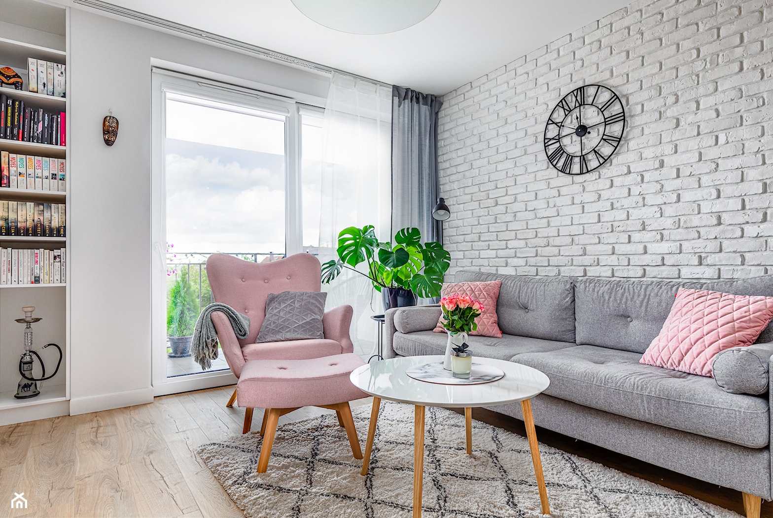 Salon z różowym fotelem - zdjęcie od Innerium Karolina Trojga - Homebook