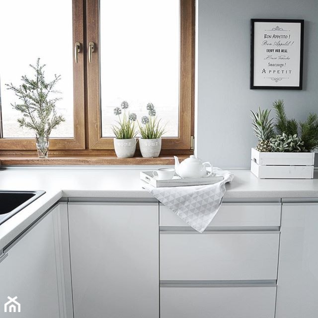 KUCHNIA - Średnia biała z nablatowym zlewozmywakiem kuchnia w kształcie litery l z oknem, styl nowoczesny - zdjęcie od tam_i_tu