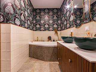 Buduarowa łazienka ze złotymi akcentami