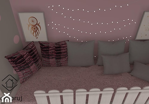 Mały różowy szary pokój dziecka dla dziecka dla dziewczynki - zdjęcie od zdekoruj