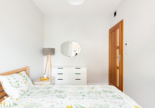 JAWORKI - Mała biała sypialnia, styl skandynawski - zdjęcie od pigalopus