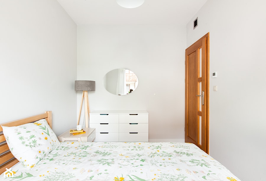 JAWORKI - Mała biała sypialnia, styl skandynawski - zdjęcie od pigalopus