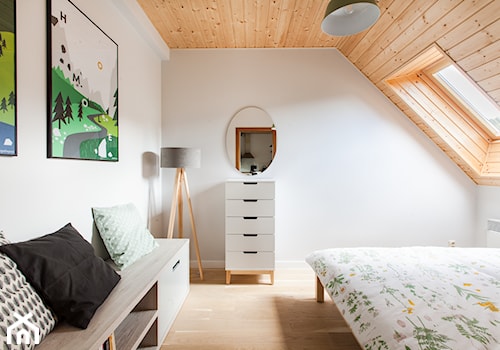 JAWORKI - Średnia biała sypialnia na poddaszu, styl skandynawski - zdjęcie od pigalopus