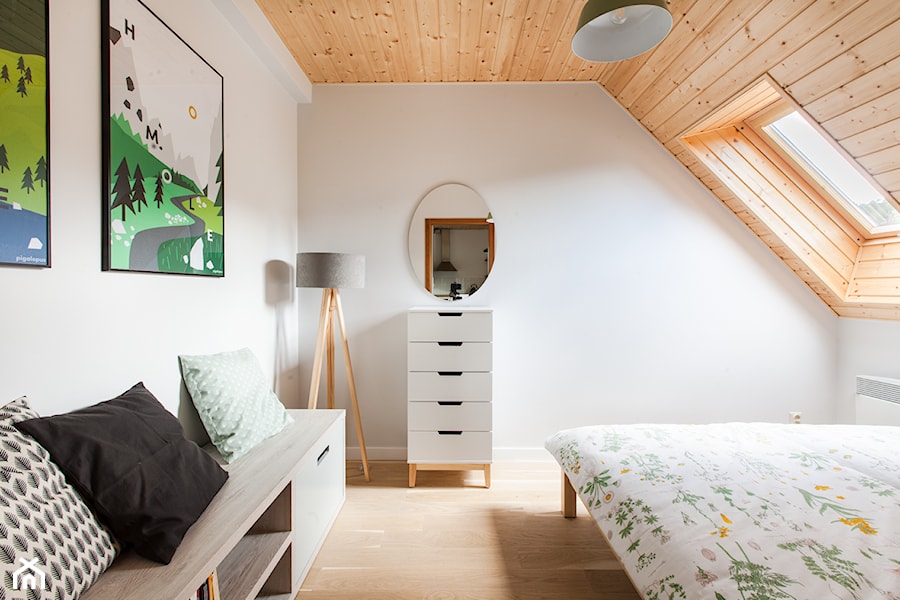 JAWORKI - Średnia biała sypialnia na poddaszu, styl skandynawski - zdjęcie od pigalopus