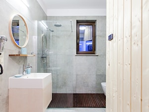 JAWORKI - Średnia na poddaszu z lustrem łazienka z oknem, styl skandynawski - zdjęcie od pigalopus
