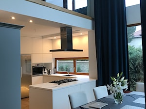 Dom jednorodzinny - Średnia biała szara jadalnia w kuchni, styl glamour - zdjęcie od muale