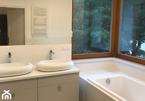Dom jednorodzinny - Mała na poddaszu z dwoma umywalkami łazienka z oknem, styl nowoczesny - zdjęcie od muale