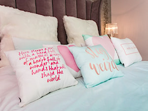 Bedroom for teenager - Mała beżowa sypialnia, styl minimalistyczny - zdjęcie od Polliinterior