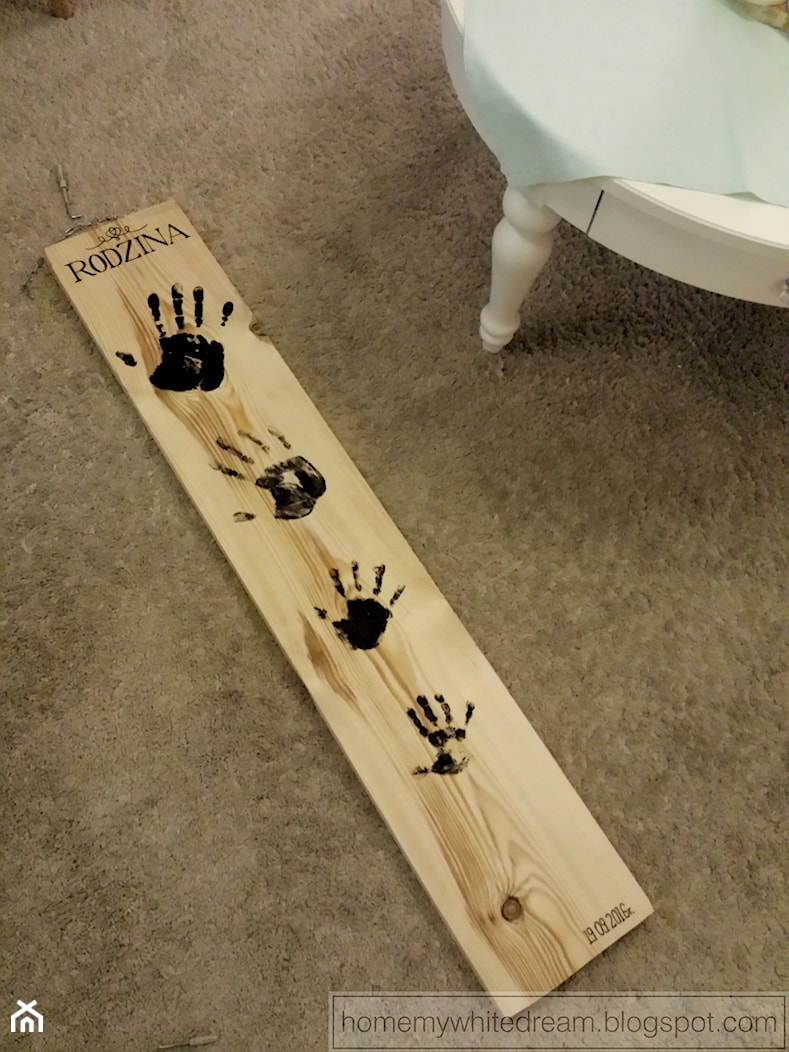 DIY- drewniana deska z odciskami dłoni - zdjęcie od Home my white dream - Homebook
