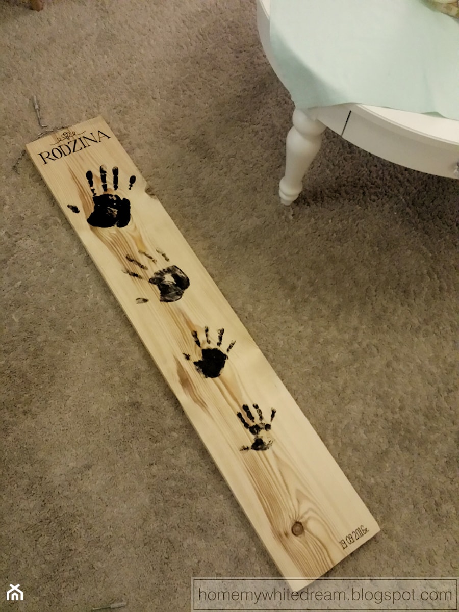 DIY- drewniana deska z odciskami dłoni - zdjęcie od Home my white dream