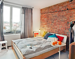 Mieszkanie architekta do wynajęcia - Średnia biała sypialnia - zdjęcie od re-ARCH Home Staging - Homebook