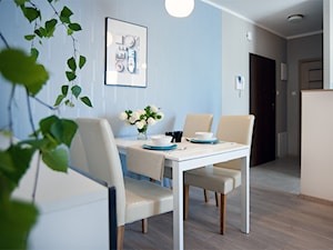 Apartament do wynajęcia_projekt - Mała niebieska szara jadalnia w salonie, styl nowoczesny - zdjęcie od re-ARCH Home Staging
