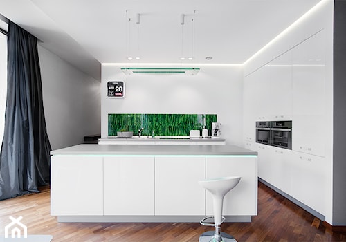 Projekt wnętrz_okolice Poznania - Duża otwarta biała z zabudowaną lodówką kuchnia w kształcie litery l z wyspą lub półwyspem, styl nowoczesny - zdjęcie od re-ARCH Home Staging