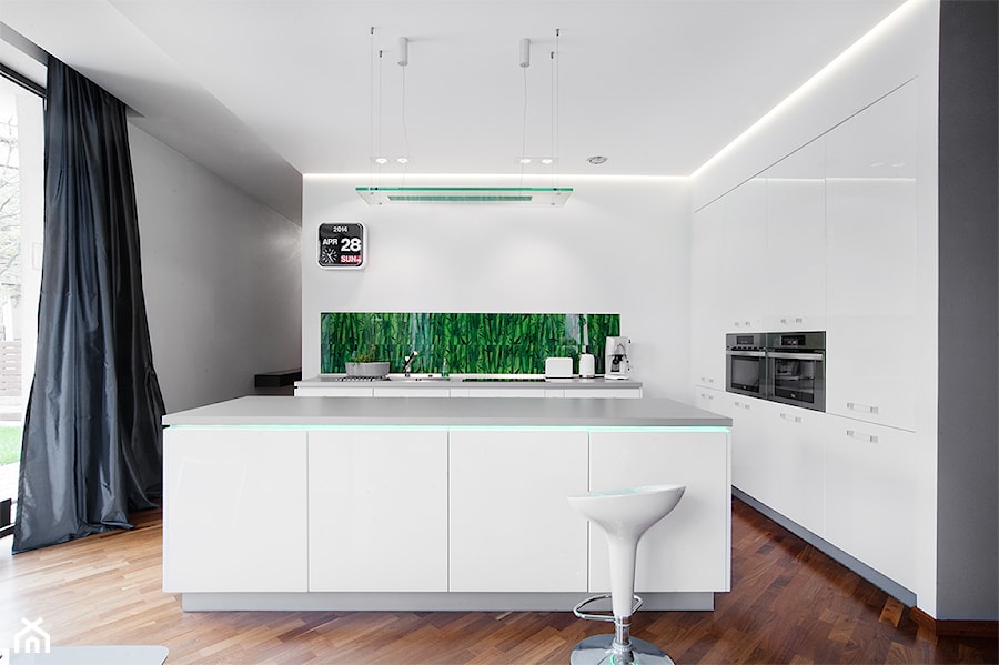 Projekt wnętrz_okolice Poznania - Duża otwarta biała z zabudowaną lodówką kuchnia w kształcie litery l z wyspą lub półwyspem, styl nowoczesny - zdjęcie od re-ARCH Home Staging