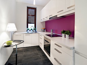 Przygotowanie mieszkania do wynajęcia _ Poznań Grunwald - Mała zamknięta biała fioletowa z zabudowaną lodówką z podblatowym zlewozmywakiem kuchnia w kształcie litery l, styl nowoczesny - zdjęcie od re-ARCH Home Staging