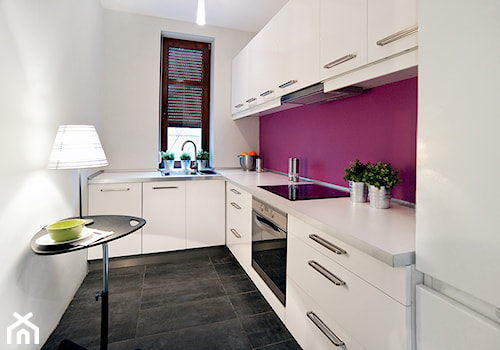 Przygotowanie mieszkania do wynajęcia _ Poznań Grunwald - Mała zamknięta biała fioletowa z zabudowaną lodówką z podblatowym zlewozmywakiem kuchnia w kształcie litery l, styl nowoczesny - zdjęcie od re-ARCH Home Staging