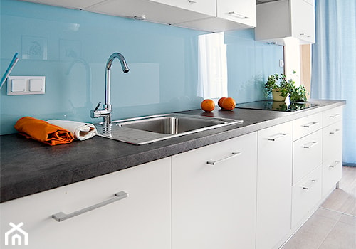 Apartament do wynajęcia_projekt - Średnia otwarta z salonem z kamiennym blatem niebieska z zabudowaną lodówką z podblatowym zlewozmywakiem kuchnia jednorzędowa, styl nowoczesny - zdjęcie od re-ARCH Home Staging
