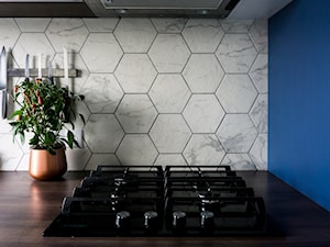 Mała zamknięta niebieska szara z zabudowaną lodówką kuchnia jednorzędowa, styl skandynawski - zdjęcie od LÄTT Studio Wnętrz