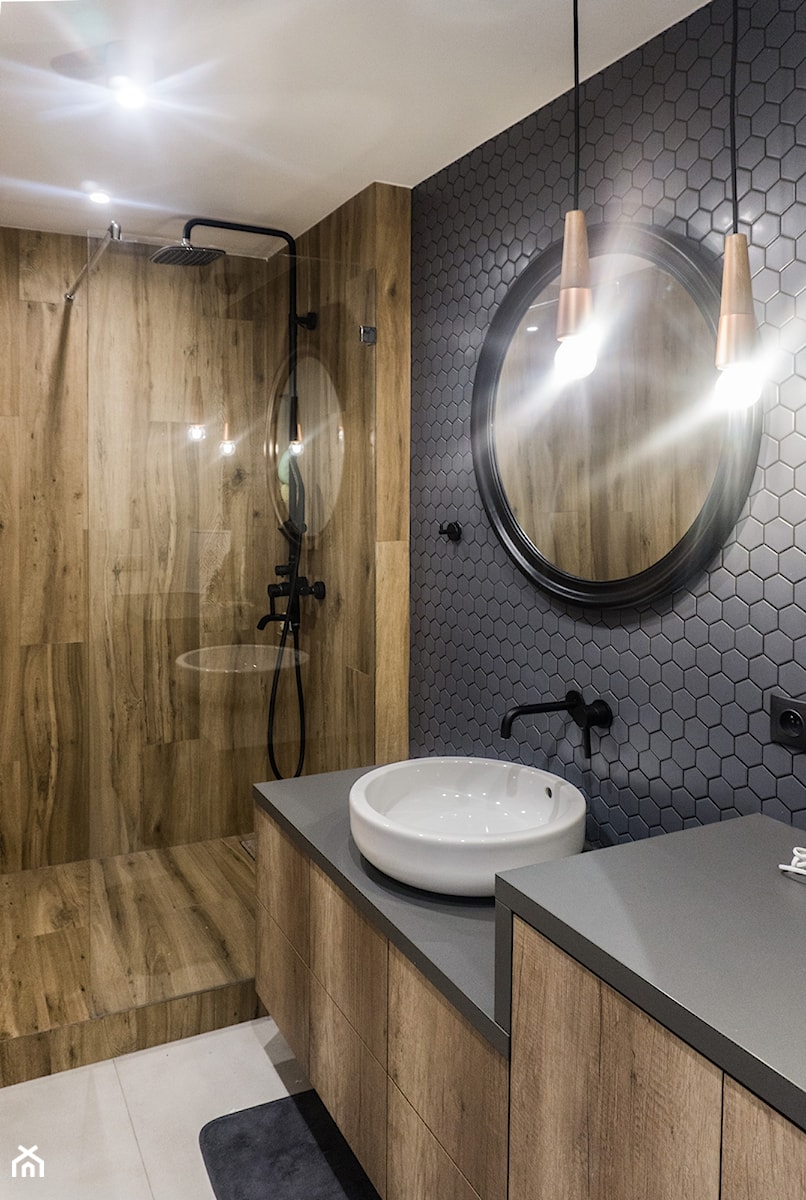 Średnia bez okna z punktowym oświetleniem łazienka, styl industrialny - zdjęcie od LÄTT Studio Wnętrz