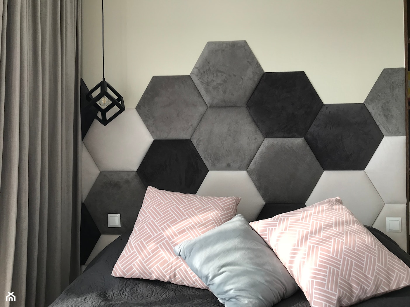 sypialnia z miękką ścianą - zdjęcie od dappi panele dekoracyjne - Homebook