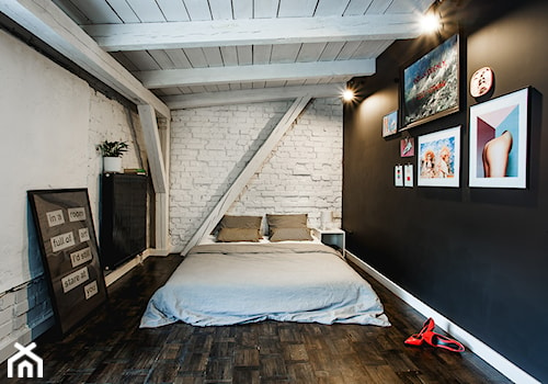 minimalistyczny loft w starej kamienicy - Średnia czarna szara sypialnia, styl minimalistyczny - zdjęcie od nofo