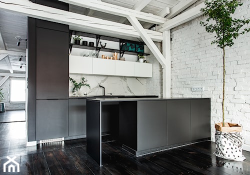 minimalistyczny loft w starej kamienicy - Mała otwarta z salonem z kamiennym blatem biała z nablatowym zlewozmywakiem kuchnia dwurzędowa z marmurem nad blatem kuchennym, styl minimalistyczny - zdjęcie od nofo