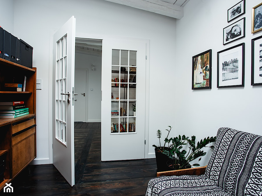 minimalistyczny loft w starej kamienicy - Średnie w osobnym pomieszczeniu z sofą białe biuro, styl vintage - zdjęcie od nofo