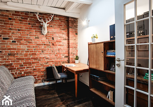 minimalistyczny loft w starej kamienicy - Małe w osobnym pomieszczeniu z sofą białe biuro, styl vintage - zdjęcie od nofo