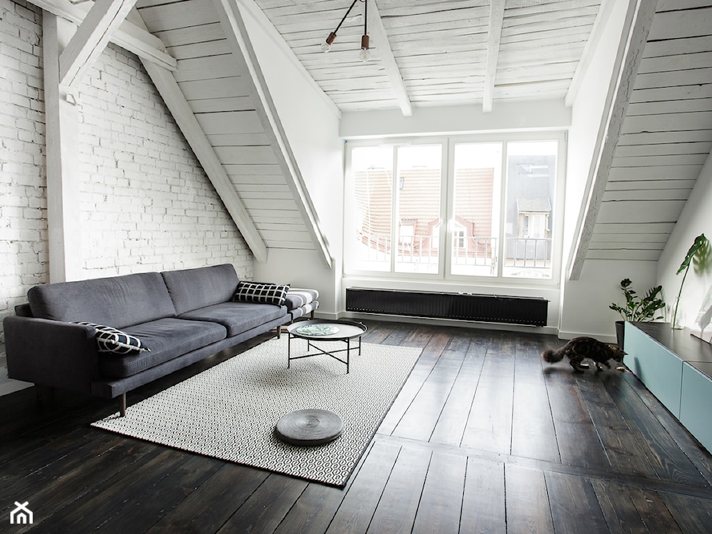 salon w stylu minimalistycznym z białą cegłą na poddaszu