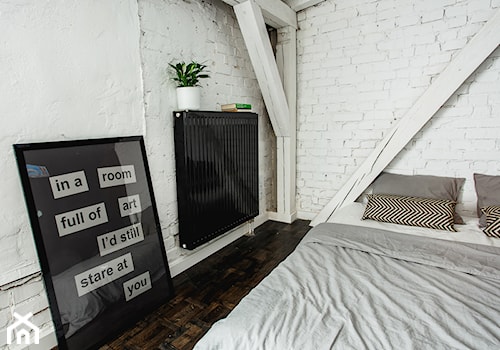minimalistyczny loft w starej kamienicy - Średnia biała sypialnia, styl minimalistyczny - zdjęcie od nofo