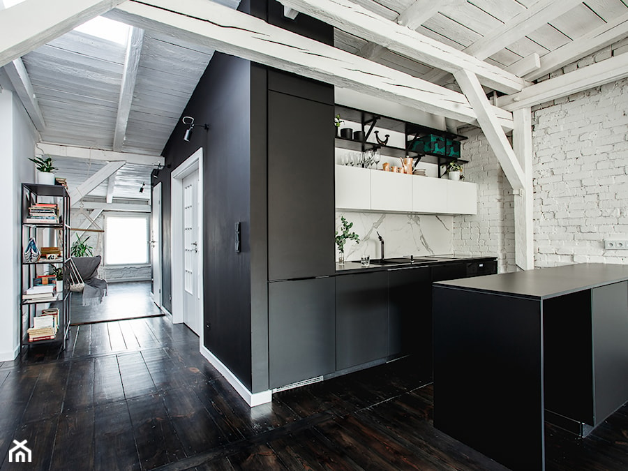 minimalistyczny loft w starej kamienicy - Średni biały czarny salon z kuchnią, styl minimalistyczny - zdjęcie od nofo