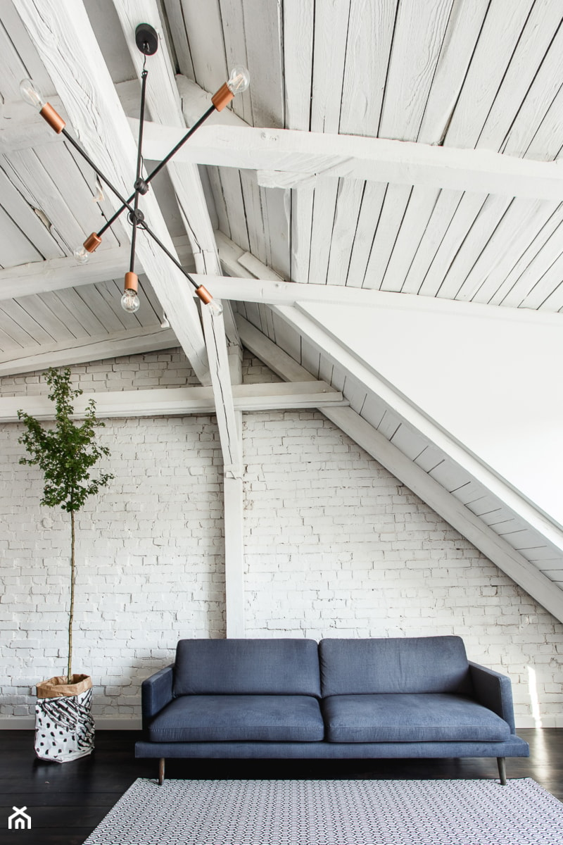 minimalistyczny loft w starej kamienicy - Duży biały salon, styl minimalistyczny - zdjęcie od nofo